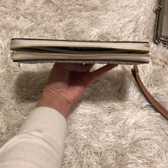 Wristlet wallet pretty big can use as a clutch - Picture 5 of 6